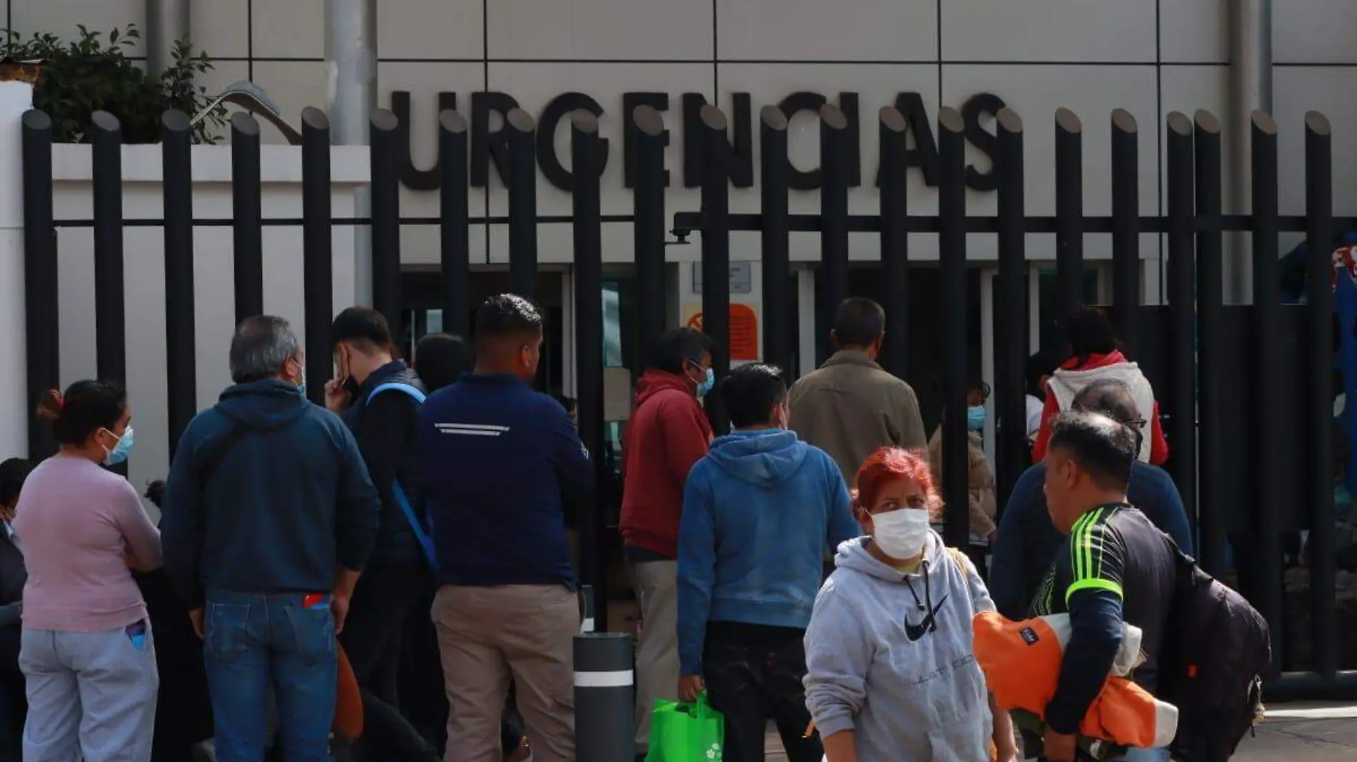 Aspectos del Hospital Manuel Gea González, donde se observa afluencia de personas, que esperan  saber de sus familiares, que fueron internados, por diversas complic (8)